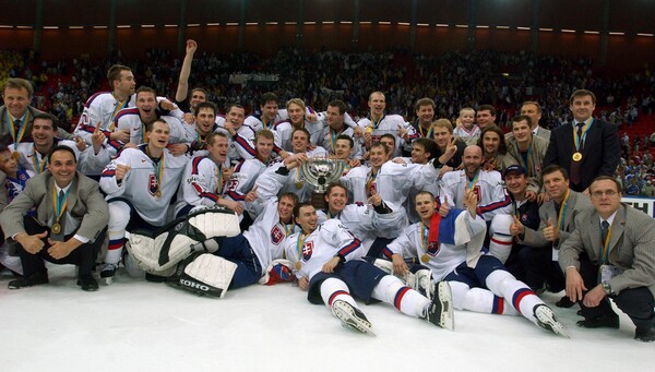 Slovenský hokejový tím sa v elitnej kategórii MS predstavuje od roku 1995. Titul získalo Slovensko dosiaľ raz, v roku 2002. Kto strelil víťazný gól vo finále proti Rusku?