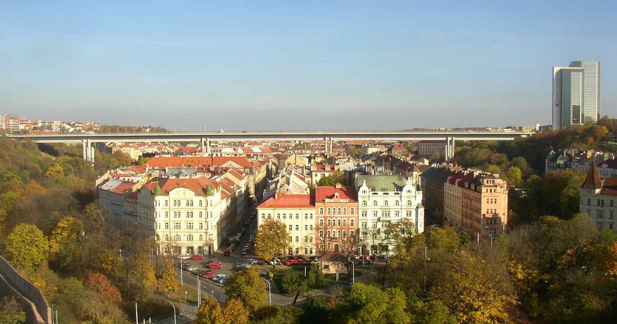 AKTUÁLNĚ: Masivní únik plynu v Nuslích. Doprava v okolí stojí