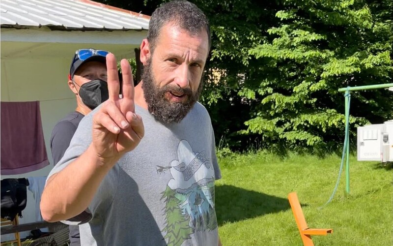 Adam Sandler se přesunul z Prahy do Českého Švýcarska. Natáčí v kempu U Ferdinanda.