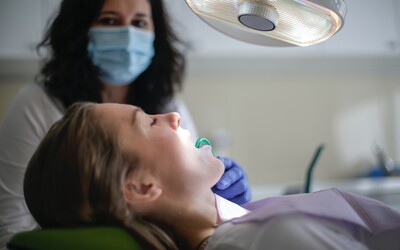 Všeobecná zdravotná poisťovňa posiela klientom správy o ukončení preplácania zubných benefitov. Majú posledné dni.