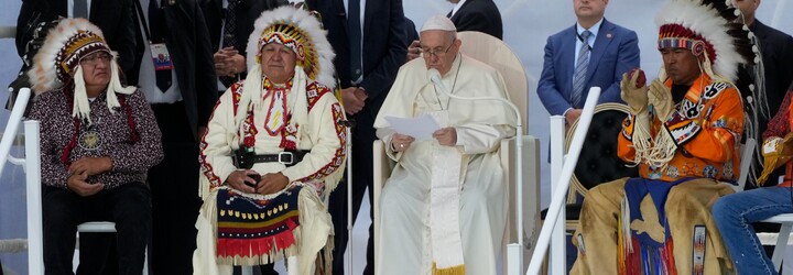 Pápež František sa prišiel osobne ospravedlniť pôvodným obyvateľom Kanady. Mnohé deti v internátnych školách trpeli a umierali