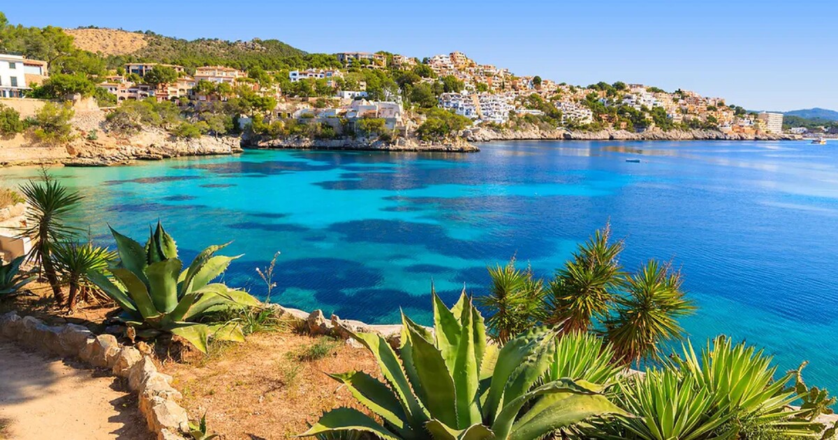 Ve Španělsku našli mrtvá těla se svázanými končetinami. Vyplavilo je moře