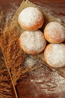 Táto tradičná česká veľkonočná sladkosť veľmi pripomína šišky. Vyrába sa z nekysnutého cesta, ktoré sa usmaží a posype cukrom. Uhádneš názov? 