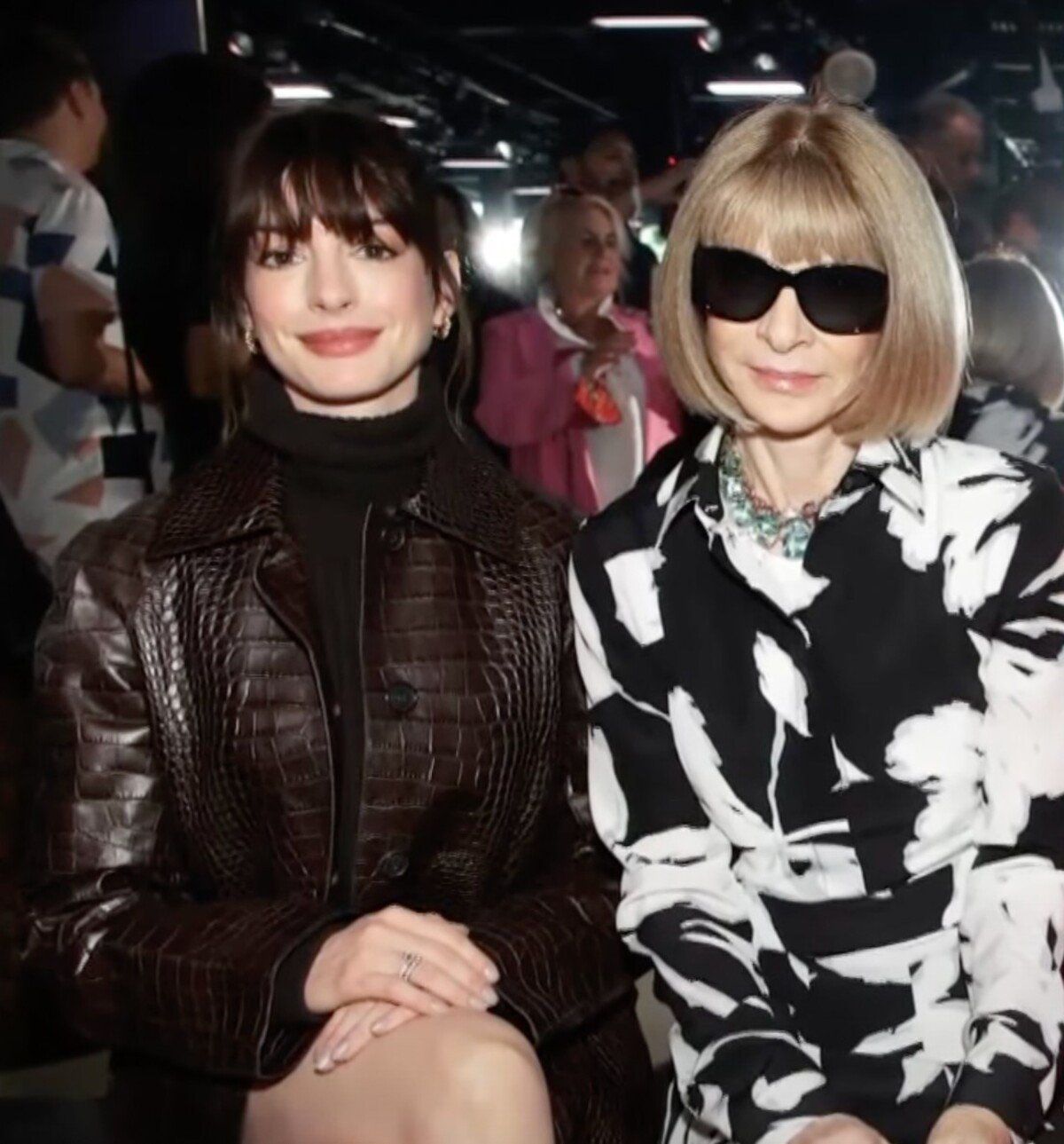 Anne Hathaway a Anna Wintour na newyorskom fashion weeku pripomínali scénu z populárneho módneho filmu Diabol nosí Pradu.
