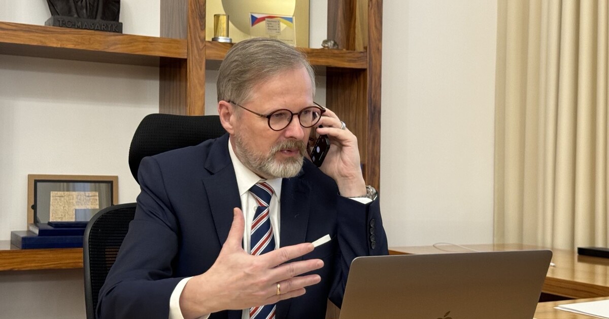 Fiala telefonoval do foťáku. Premiér se stal terčem vtipů, tato fotka se mu příliš nepovedla