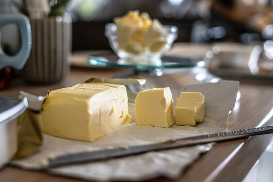 Chleba chutná nejlépe, když je namazané máslem. Kolik tehdy stálo standardní balení (250 gramů)?