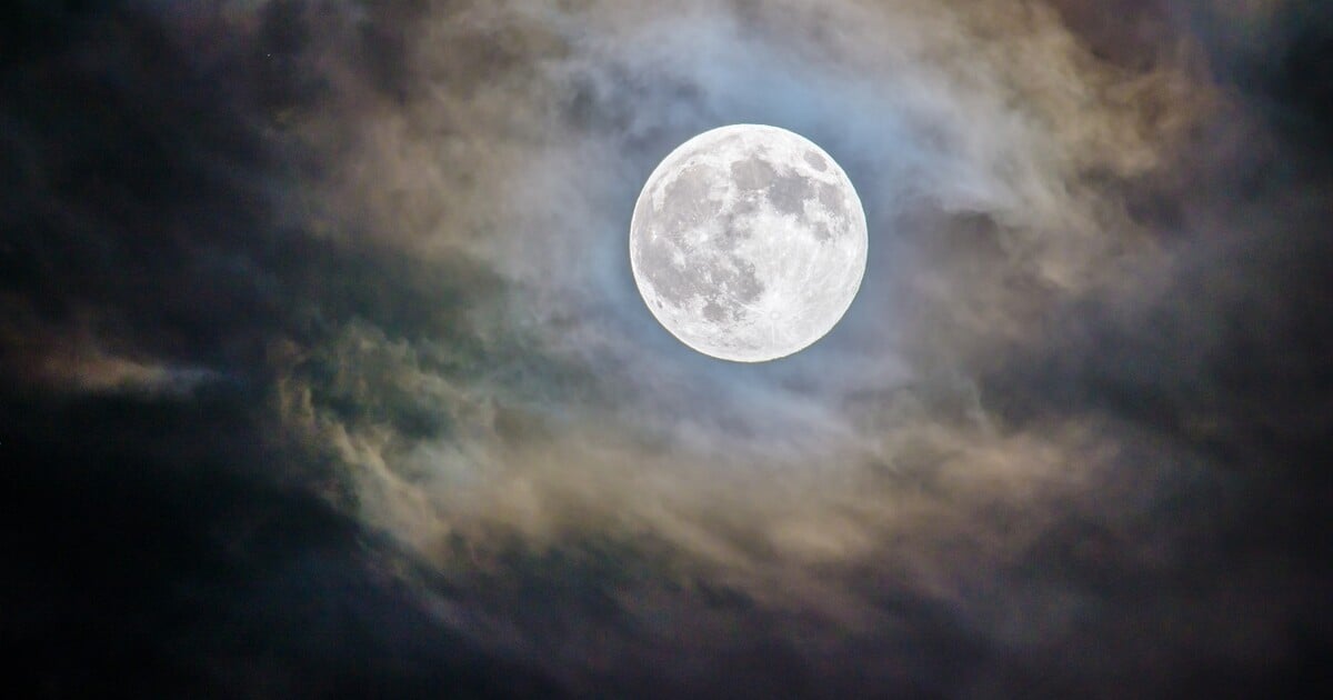 Vědci varují před vzácným vesmírným jevem. Kráter na Měsíci může ohrozit budoucí mise