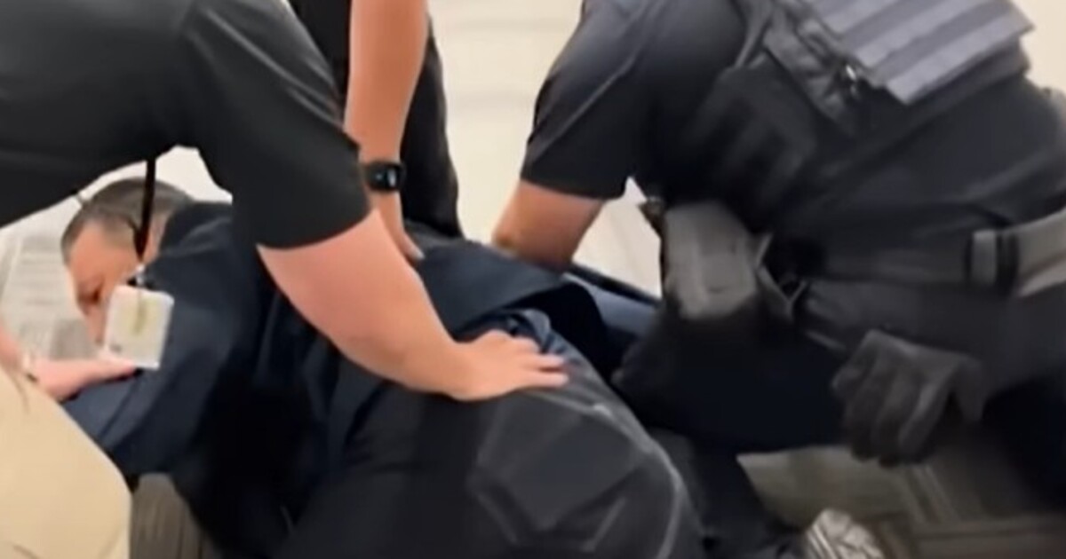 Amerického senátora spoutali přímo na tiskovce. Demokraté mluví o fašismu