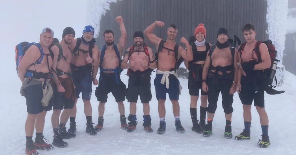 Češi a Češky se svlékají a skoro nazí chodí na vrchol Sněžky. Zažívají sněhové vánice nebo −13 stupňů
