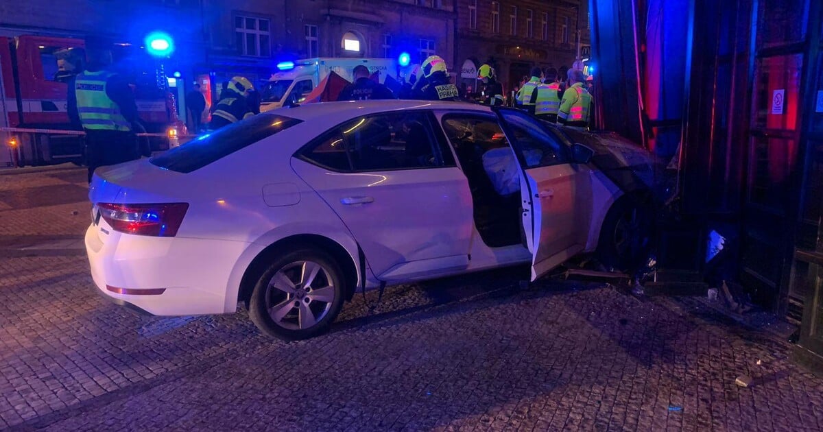 Řidič v Praze po záchvatu křečí srazil tři chodce, pak narazil do budovy