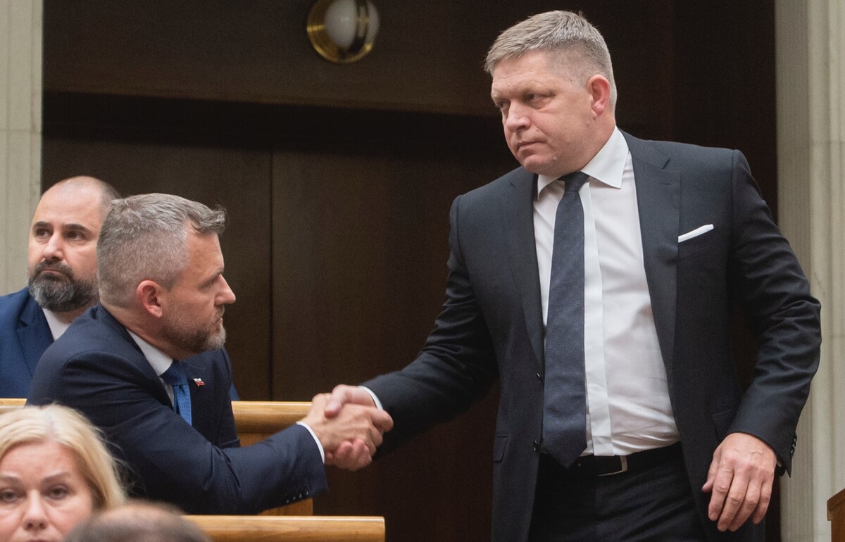 Na snímke sprava poslanec NR SR Robert Fico a nezaradený poslanec Peter Pellegrini si podávajú ruky po hlasovaní 4. mája 2022 v Bratislave.