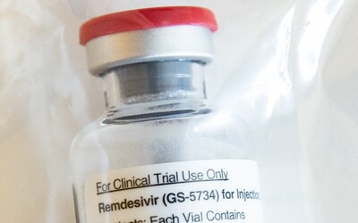 Velká studie Světové zdravotnické organizace ukázala, že lék Remdesivir nepomáhá pacientům překonat Covid-19.
