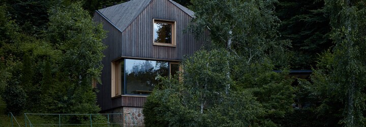 Víkendová chata připomíná kajutu lodi. Čeští architekti navrhli dokonalé místo k relaxaci u vodní přehrady