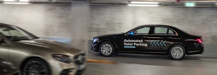 Parkování jako v bondovce? Díky první úředně povolené plně automatizované funkci je to realita