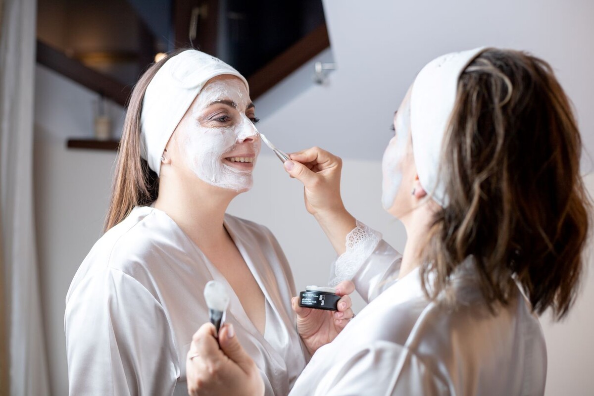 Poradie pleťovej kozmetiky v skincare rutine si zvoľ podľa dôležitosti a zloženia jednotlivých produktov. Kľúčová je najmä ich úloha.