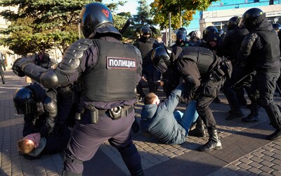 V Rusku pri protestoch zadržali takmer 2 500 ľudí. Ľudia blokujú cesty a organizátori sa vyhrážajú prehradením železničných tratí.