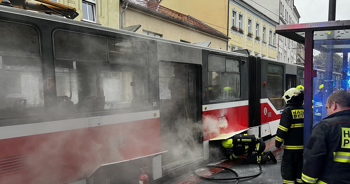 V Praze hořela tramvaj. Škoda je pět milionů korun