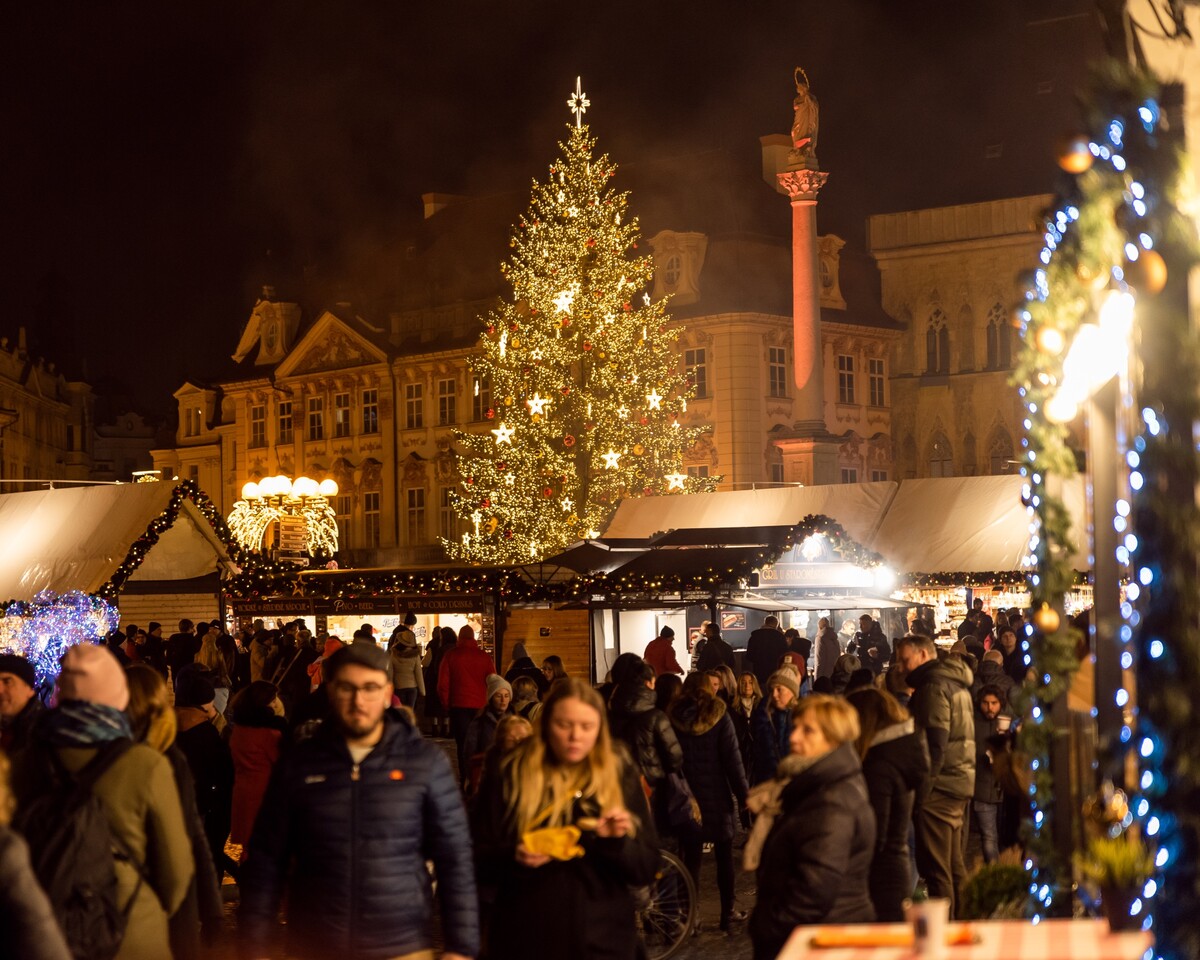 Vánoční trhy na pražském Staroměstském náměstí.