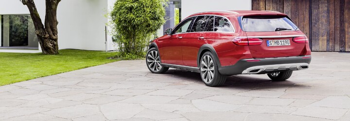 Nastavitelný vzduchový podvozek, vyšší světlá výška a ochranné prvky. To je nový All-Terrain třídy E