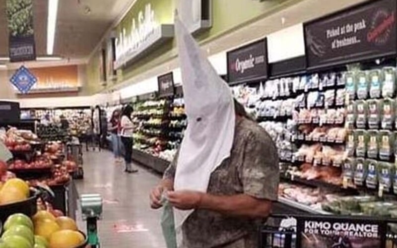 Muži, který chodil v masce Ku Klux Klanu, se nic nestane. Vymluvil se na koronavirus.