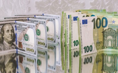 Euro sa opäť predáva za menej ako americký dolár. Kurz sa pohybuje na takmer 20-ročnom minime.
