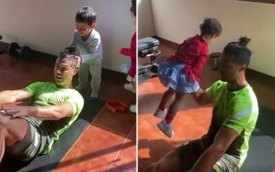 Cristiano Ronaldo musí své děti používat jako činky. Neustále mu roztomile narušují domácí tréninky.