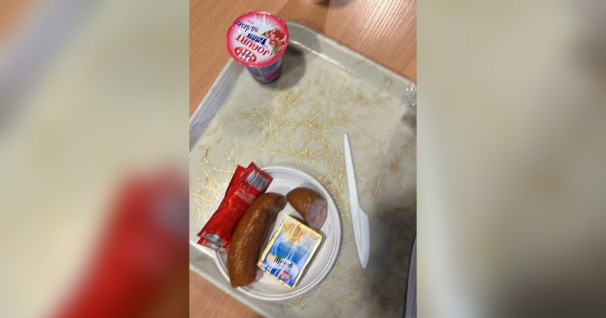 FOTO: Tak tohle je kekel. Polští vojáci na hranicích s Běloruskem dostávají jídlo připomínající zbytky ze školní jídelny