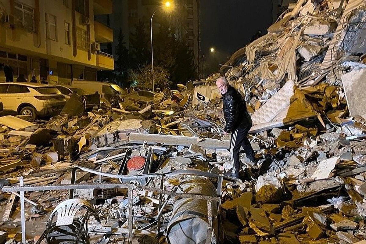 Muž prohledává trosky budov po zemětřesení ve městě Dijarbakir na jihu Turecka v pondělí 6. února 2023.
