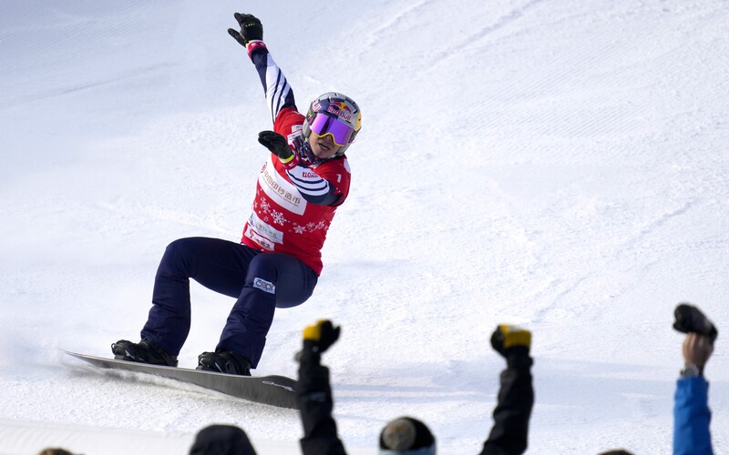 Česká snowboardcrossařka Eva Samková si zlomila obě nohy v kotníku, okamžitě jde na operaci.