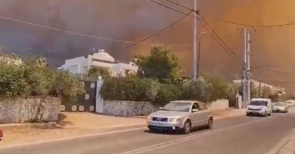 Video: U Atén vypukl požár, hasiči evakuovali přilehlá letoviska. Kvůli větru je těžké oheň dostat pod kontrolu