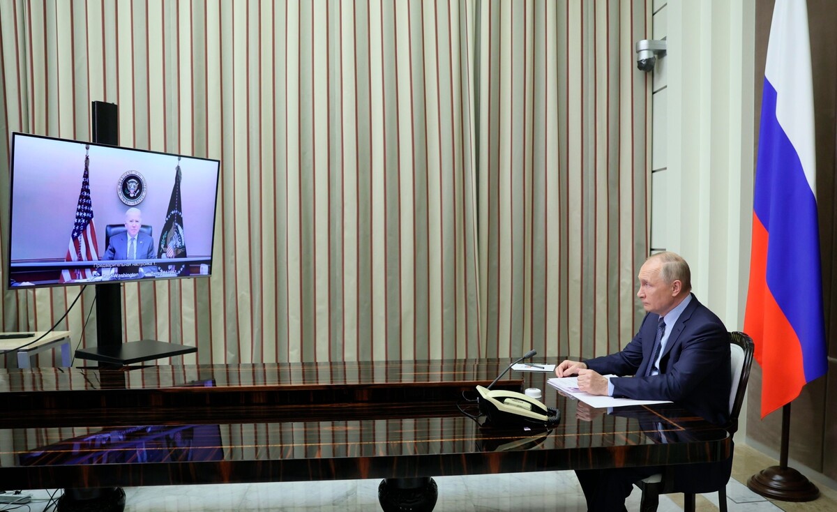 Ruský prezident volá s americkým prezidentom o eskalácii konfliktu na Ukrajine.