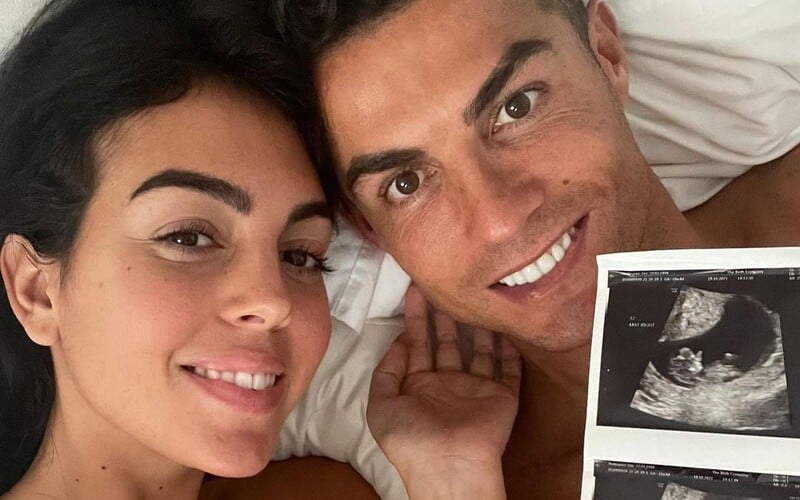 Cristiano Ronaldo bude otcom dvojičiek, s partnerkou pravdepodobne čakajú chlapcov.