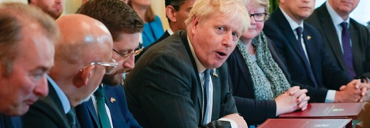 Velká Británie nasadí některým žadatelům o azyl elektrické náramky. Kritici hovoří o nelidském zacházení