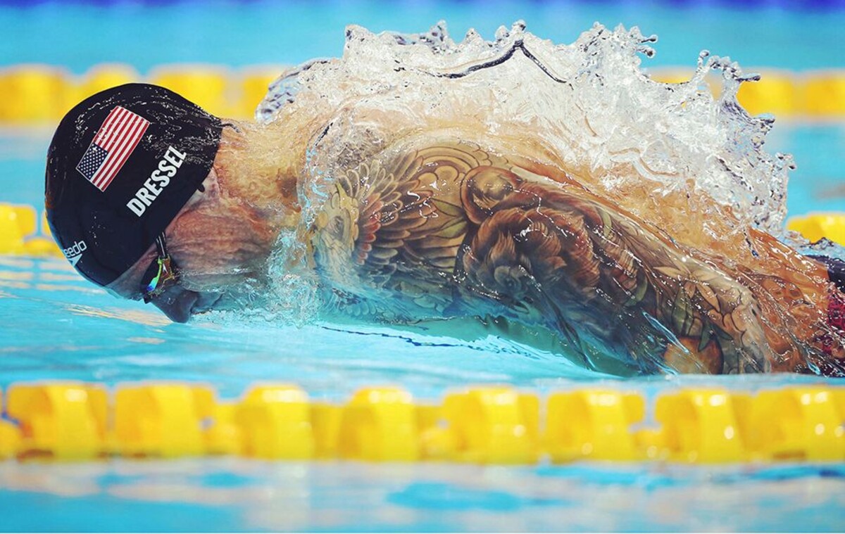 Kategorie: Plavání.
Caeleb Dressel vyhrál pro USA zlato na 100 m motýlka ve světovém rekordu na olympijských hrách v Tokiu v červenci 2021.