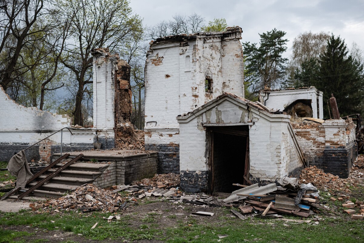 Zničená budova nemocnice v Novom Bykove na Ukrajine. 