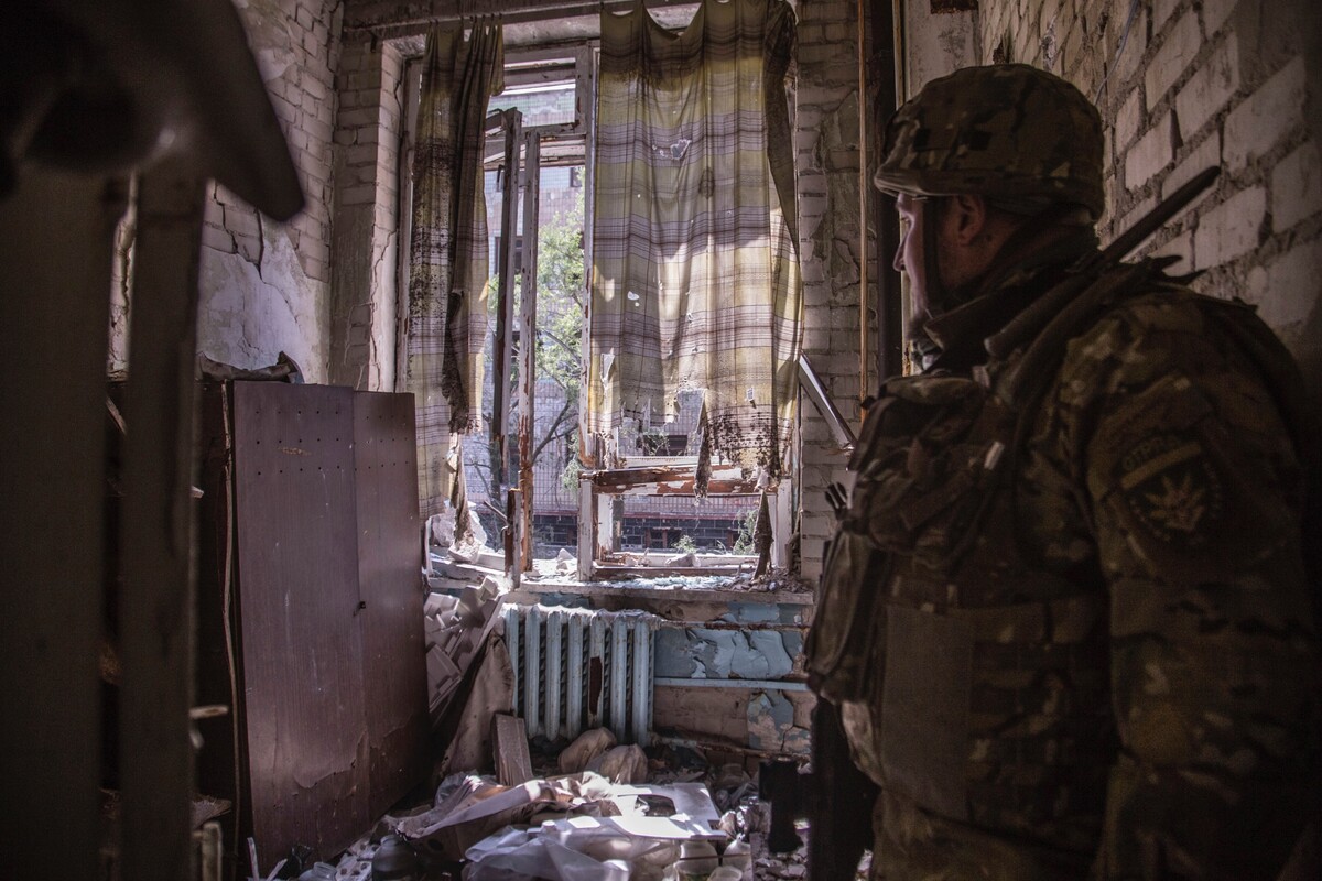 Ukrajinský vojak počas ťažkých bojov na frontovej línii v Severodonecku v Luhanskej oblasti. (9. júna 2022)