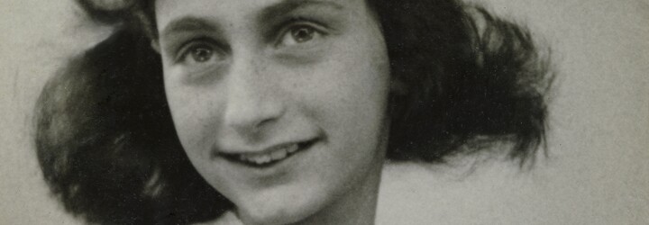 Na dům Anny Frank někdo promítal konspirační video popírající holocaust