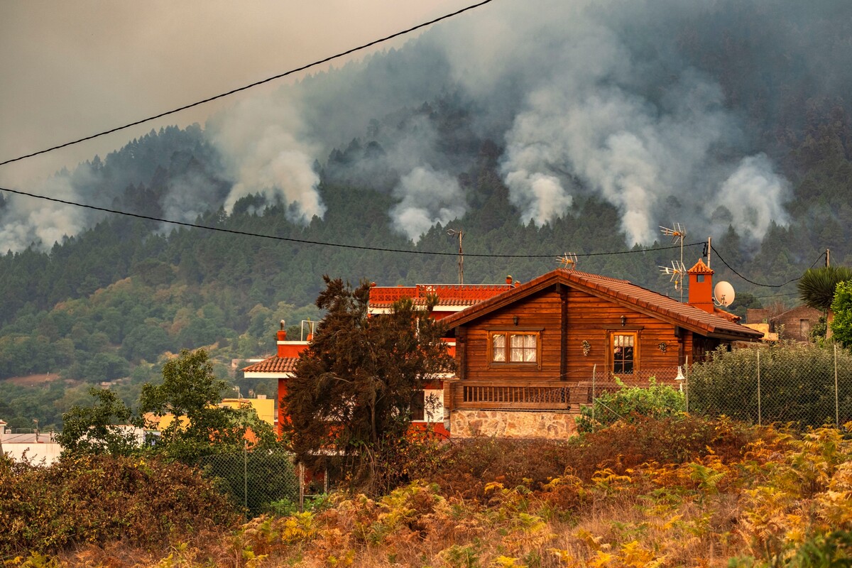 Kvůli ohni musely na Tenerife opustit své domovy tisíce lidí.