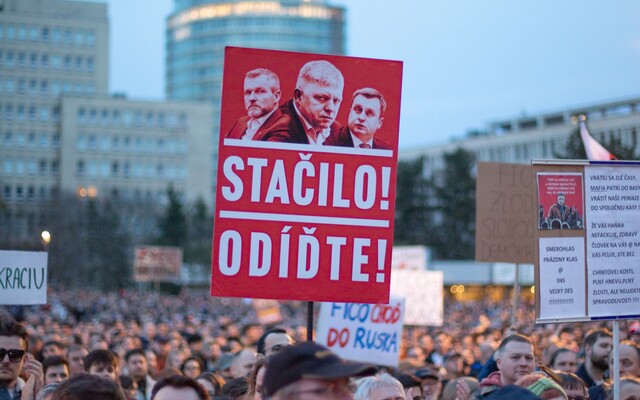 AKTUÁLNE: Do ulíc v Bratislave vyšli tisícky Slovákov. Protestujú proti zásahom do RTVS