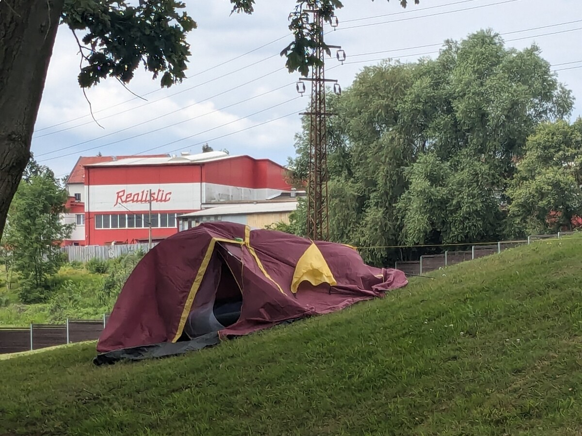 Stejně jako u jiných festivalů doporučujeme držet se zásady, že stan se staví ještě za střízliva