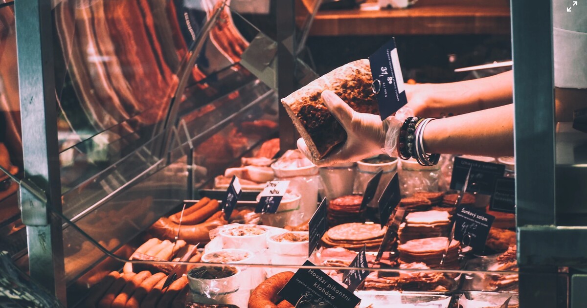 Na českém trhu se prodávalo maso s nebezpečnými bakteriemi. Mohou způsobit vážné zdravotní potíže