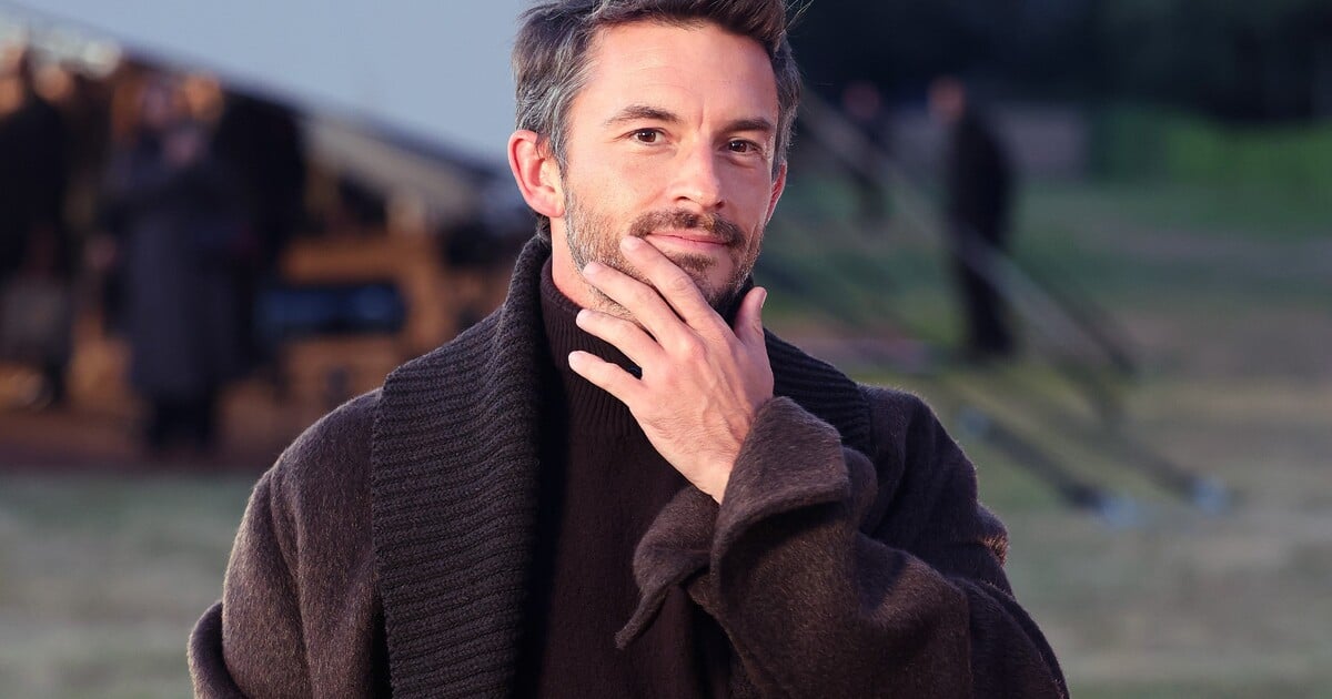 GALERIE: Hvězda Bridgertonových se stala nejvíc sexy mužem roku 2025. Jde o prvního otevřeně gay vítěze