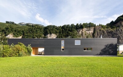 37 metrov dlhý dom na úpätí Álp, ktorý skĺbil rodinný život s ateliérom grafického dizajnéra