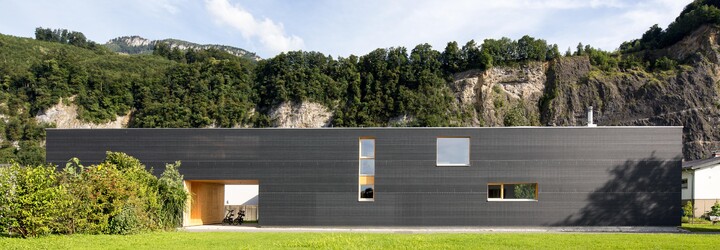 37 metrů dlouhý dům na úpatí Alp, který skloubil rodinný život s ateliérem grafického designéra