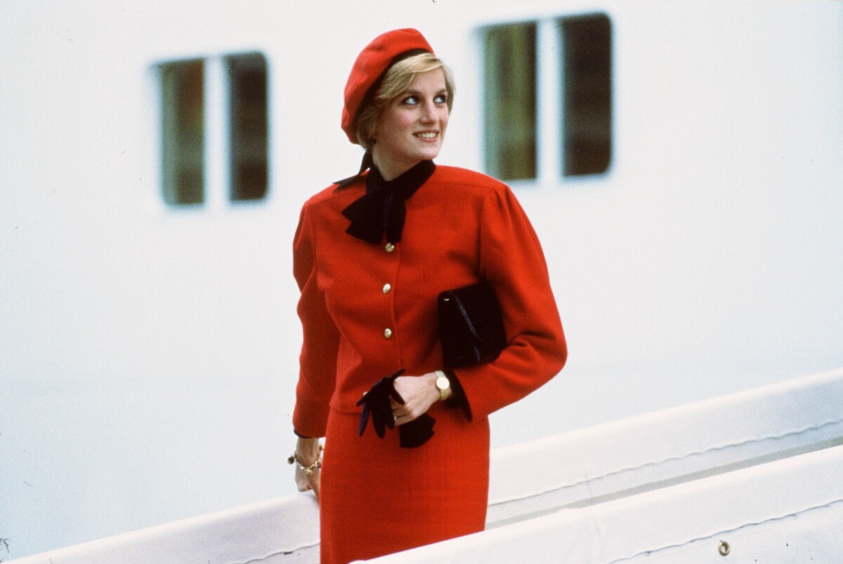 Lady Diana v elegantnom červenom kostýme na palube novej výletnej lode Royal Princess, pomenovanej na jej počesť.