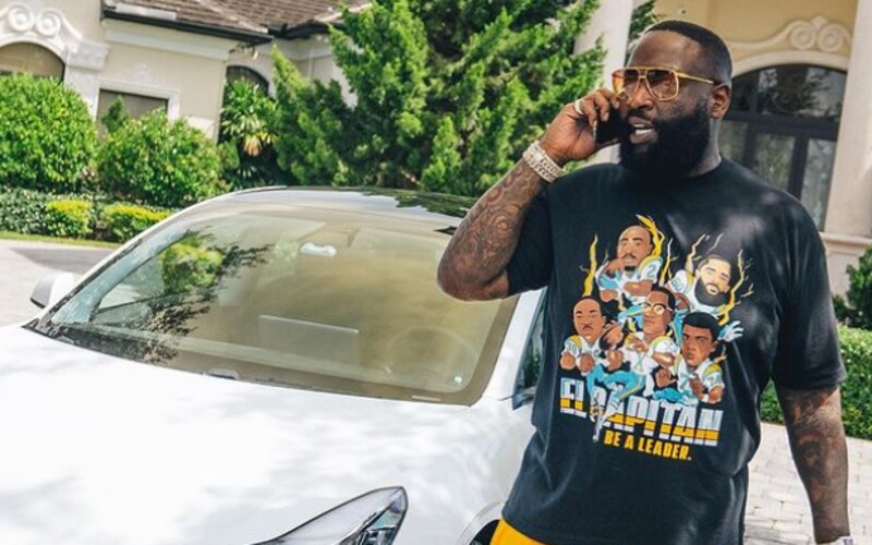 Rick Ross si udělal řidičský průkaz až nyní, i když vlastní již více než 100 aut. Už se mu nechtělo jezdit načerno.