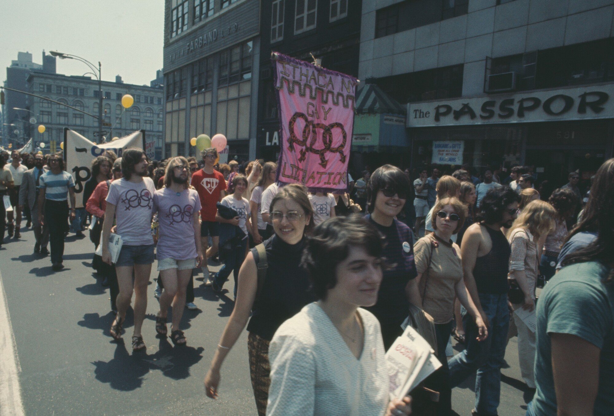 1971: Roční výročí stonewallských událostí si lidé připomněli pochody v New Yorku, Chicagu, San Franciscu a Los Angeles. Na fotce je zachycený rok 1971 a Christopher Street Gay Liberation Day, později nazvaný Gay Pride Day. Ten samý rok se pochody přesunuly i do jiných zemí včetně Londýna, Paříže nebo Stockholmu.