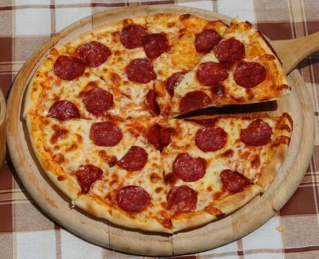 Táto pizza je obľúbená najma v Amerike. Vieš, ako sa volá? 