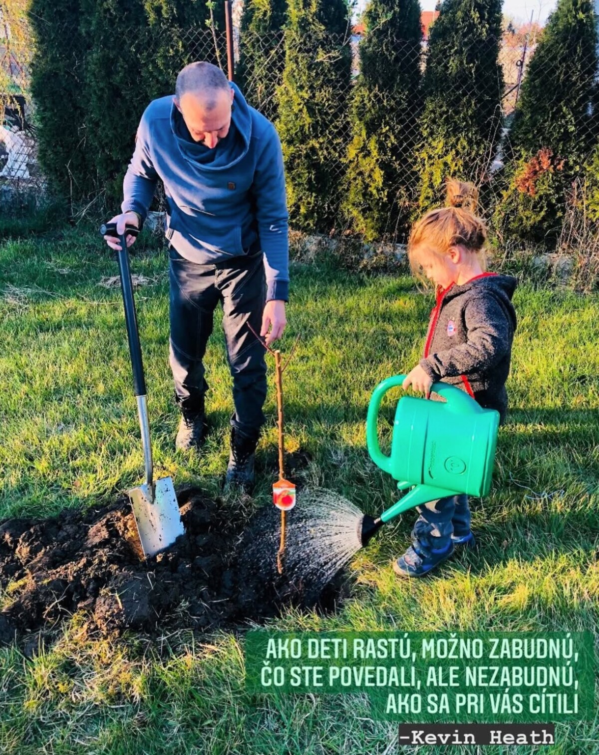 Barbora, Ondrej a Lucka sa učia samoriadene. Učia sa to, čo ich baví a ich deň tvoria rôzne zábavné aktivity.