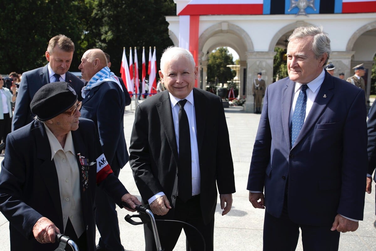 Líder poľskej vládnucej strany Právo a spravodlivosť Jaroslaw Kaczyński počas slávnosti kladenia vencov pri príležitosti pripomínania si druhej svetovej vojny vo Varšave v Poľsku 1. septembra 2022.